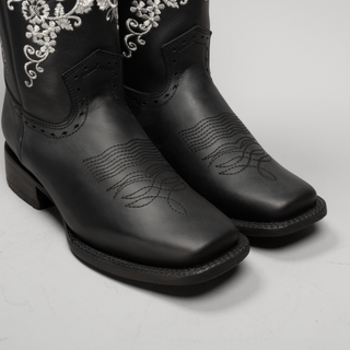 Black boot and belt combo