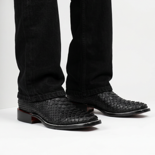 Black boot and belt combo