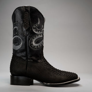 Black boot and belt combo