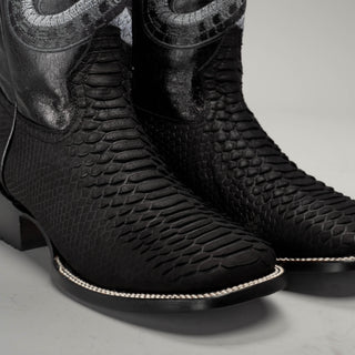 Black boot and belt combo
